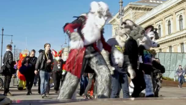 BUDAPEST, HUNGARY - 1 Şubat 2020: Macaristan 'da güneşli bir günde Farsang Karnavalı sırasında Budapeşte sokaklarında kürklü diye adlandırılan bir hayvan kostümü giyen insanlar. — Stok video