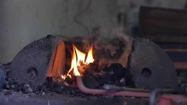 View on the burning fire and the furnace in the smithy. — Stock Video
