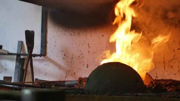 View on the burning fire and the furnace in the smithy. — Stock Video