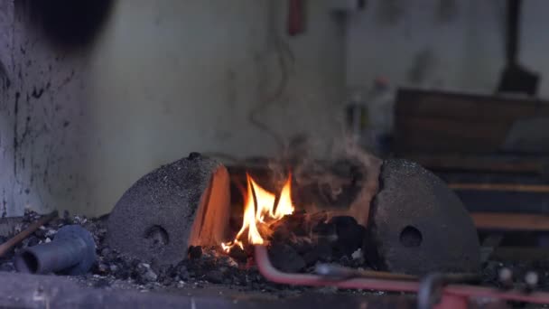 Utsikt över den brinnande elden och ugnen i smedjan. — Stockvideo