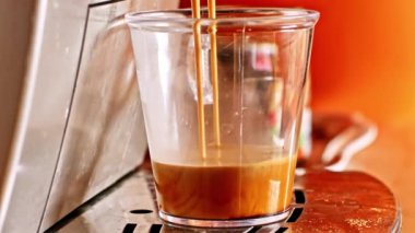 Bir fincan kahvenin görüntüsünü izle..