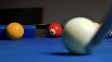 Bir oyuncunun bilardo topunu fırlatıp cebine attığı görüntü..