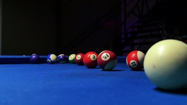 Bir oyuncunun bilardo topunu fırlatıp cebine attığı görüntü..