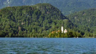 Bled Gölü ve Slovenya 'daki adadaki kilise manzarası.