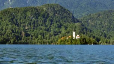 Bled Gölü ve Slovenya 'daki adadaki kilise manzarası.