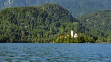 Bled Gölü ve Slovenya 'daki adadaki kilise manzarası.