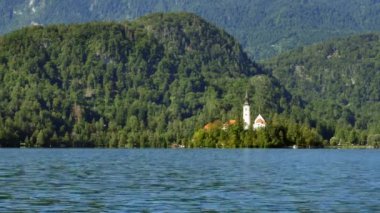 Bled Gölü ve Slovenya 'daki adadaki kilise manzarası.