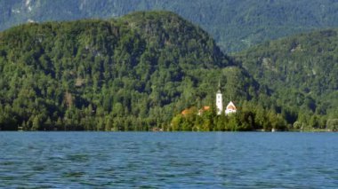 Bled Gölü ve Slovenya 'daki adadaki kilise manzarası.