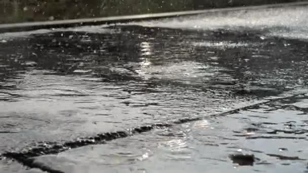 Vista da vicino sulle gocce di pioggia sul calcestruzzo durante una scena di pioggia intensa. — Video Stock
