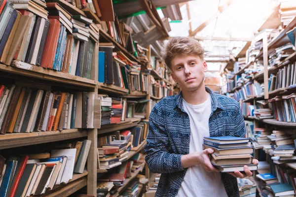 Estudiante Encuentra Una Biblioteca Atmosférica Con Libros Sus Manos Mira —  Fotos de Stock