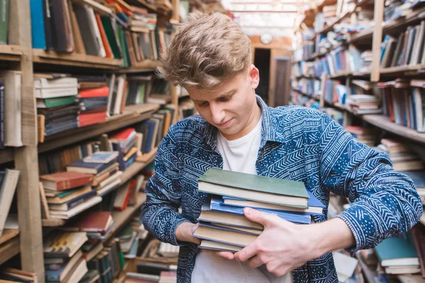 Jovem Estudante Com Muitos Livros Nas Mãos Biblioteca Homem Duro — Fotografia de Stock