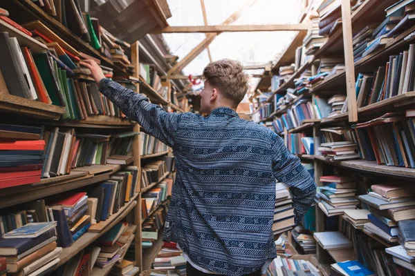 Rücken Eines Studenten Der Auf Der Suche Nach Büchern Durch — Stockfoto