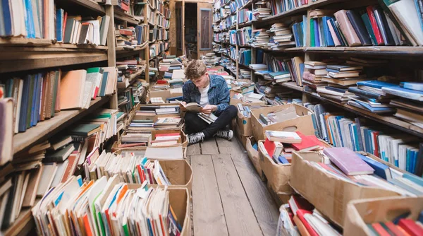 Молодой Человек Сидит Полу Старой Публичной Библиотеке Читает Книги Изучение — стоковое фото