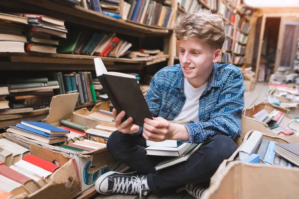 Estudante Positivo Sentado Chão Uma Antiga Biblioteca Pública Leitura Livros — Fotografia de Stock