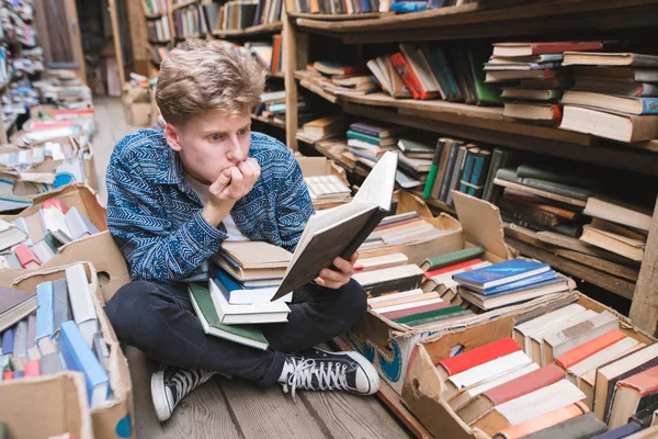 Student Sitzt Auf Dem Boden Einer Gemütlichen Bibliothek Und Liest — Stockfoto