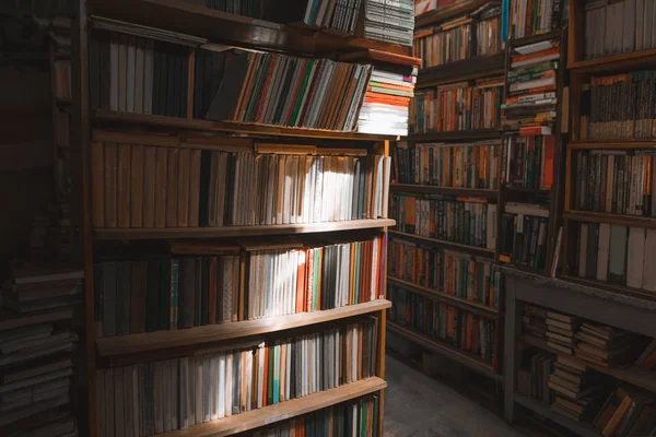 Eski rahat Kütüphane. Işık ve gölge ile raflarda oyun kütüphanede kitap. Arka plan Kütüphane.