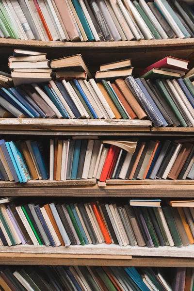 Bücherregal Mit Alten Büchern Vertikaler Hintergrund Eines Regals Mit Büchern — Stockfoto