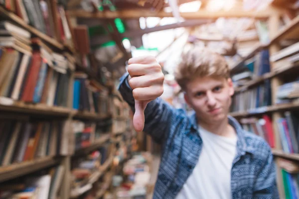 Schüler Der Bibliothek Zeigt Den Finger Nach Unten Bibliothek Und — Stockfoto