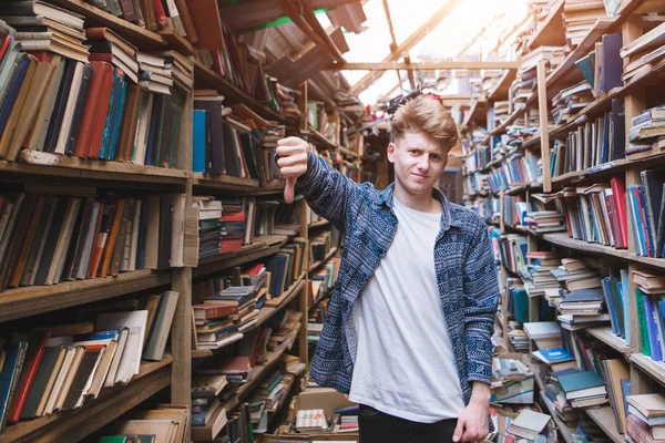 Joven Para Una Biblioteca Pública Muestra Dedo Hacia Abajo Gustan — Foto de Stock