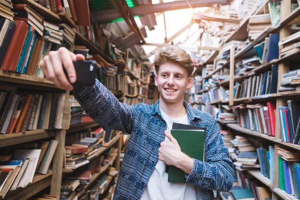 Красивий Молодий Чоловік Стоїть Бібліотеці Книгами Руках Робить Сефі Студент — стокове фото