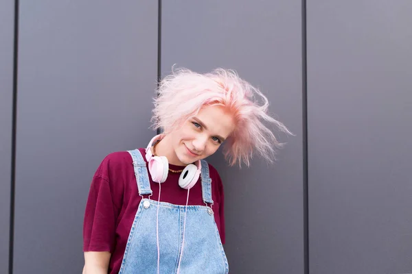 Portrét Roztomilá Dívka Legrační Růžové Vlasy Sluchátka Pozadí Tmavé Zdi — Stock fotografie