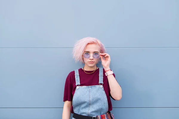Stylová Holka Růžové Vlasy Brýle Modré Pozadí Pohlíží Kameru Portrét — Stock fotografie