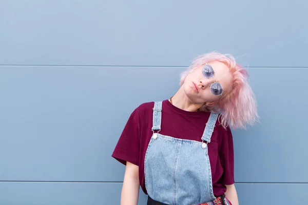 Retrato Uma Menina Elegante Roupas Elegantes Cabelo Rosa Óculos Sol — Fotografia de Stock