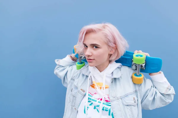 Venkovní Portrét Mladé Hezké Dívky Skateboard Modrém Pozadí Módní Blondýna — Stock fotografie