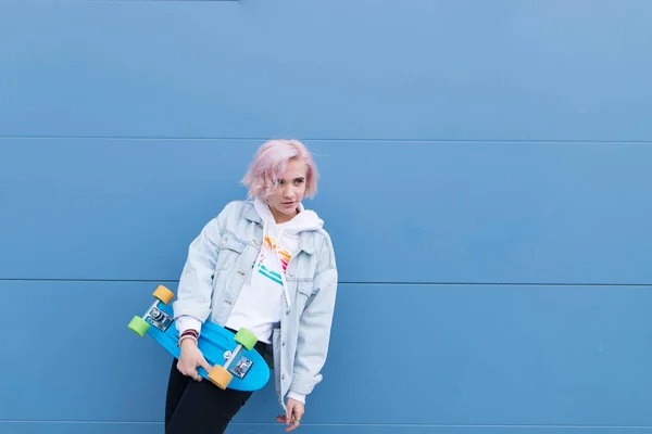 Estilo Menina Bonita Posando Com Uma Pedra Fundo Uma Parede — Fotografia de Stock