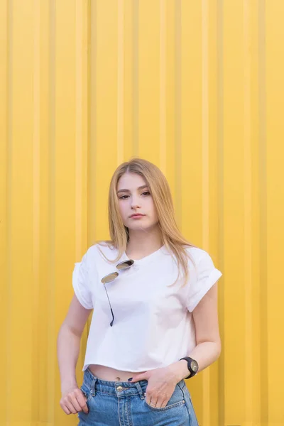Retrato Uma Menina Bonita Vestida Com Uma Camiseta Branca Sobre — Fotografia de Stock