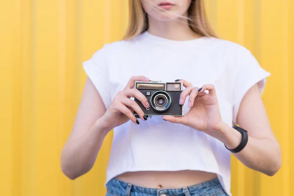 Close Retrato Uma Menina Com Uma Velha Câmera Retro Seus — Fotografia de Stock