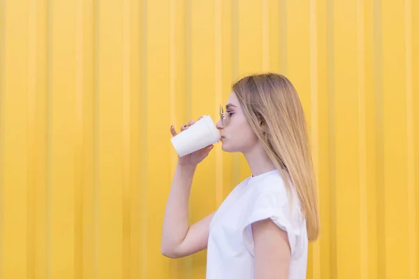 Doce Menina Fica Perfil Contra Fundo Parede Amarela Bebe Café — Fotografia de Stock