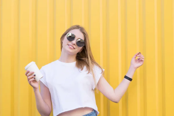 Menina Positiva Óculos Uma Camiseta Branca Com Uma Xícara Café — Fotografia de Stock