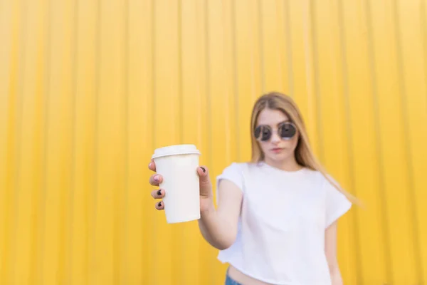 Mulher Atraente Segura Uma Xícara Branca Café Suas Mãos Fundo — Fotografia de Stock