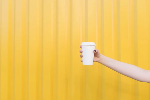 Homme Tient Une Tasse Papier Brun — Photo