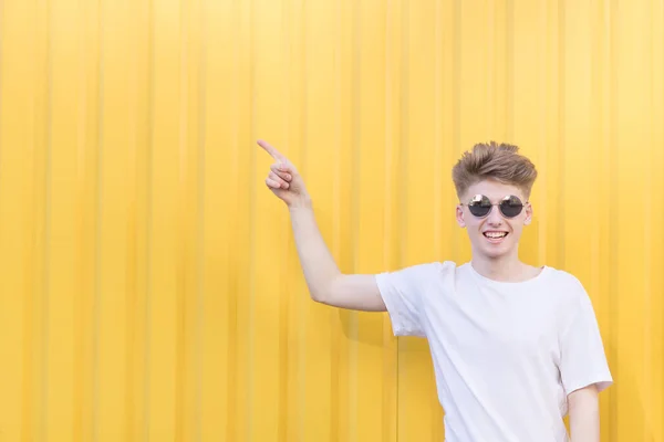 Joven Emocional Para Sobre Fondo Anaranjado Muestra Sus Manos Lado — Foto de Stock