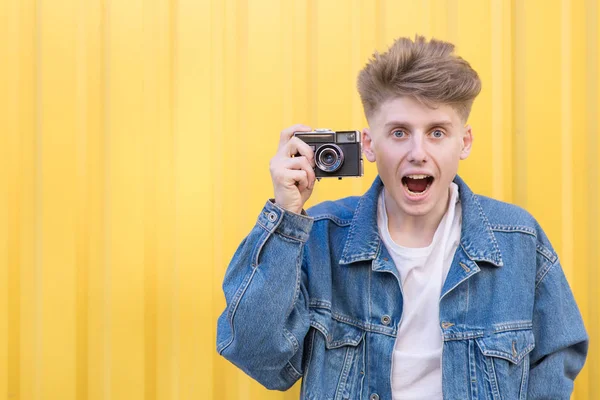 Giovanotto Divertente Che Fotografa Una Macchina Fotografica Retrò Guarda Nella — Foto Stock