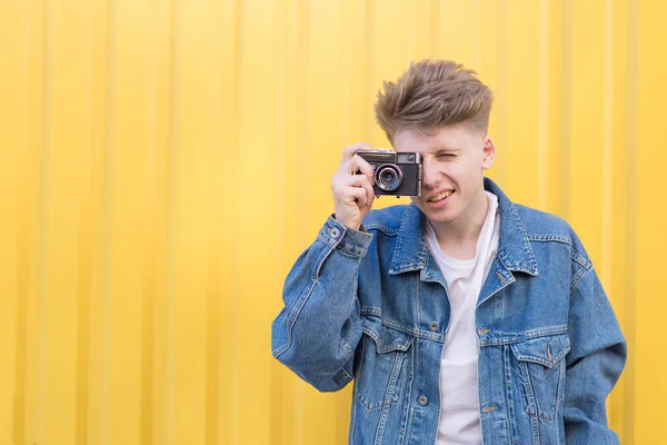 Hipster Dans Une Veste Jean Est Sur Fond Jaune Des — Photo