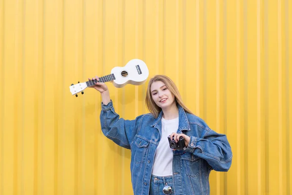 Hipster Meisje Met Ukulele Een Filmcamera Achtergrond Van Een Gele — Stockfoto