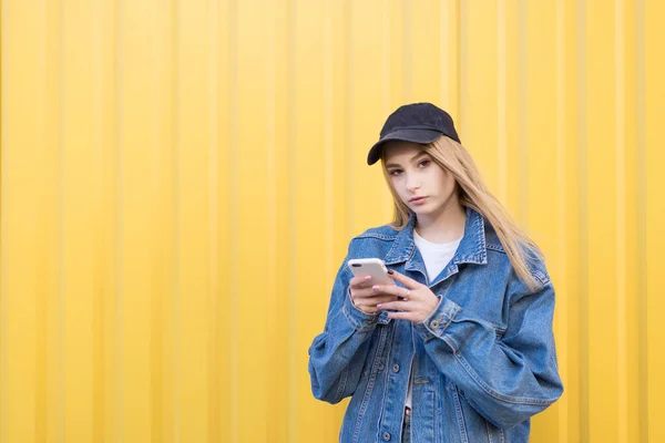 Una Chica Linda Hipster Está Sobre Fondo Amarillo Con Teléfono — Foto de Stock