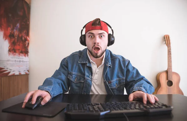 Erstaunt Gamer Mit Bart Spielt Videospiele Hause Auf Einem Computer — Stockfoto