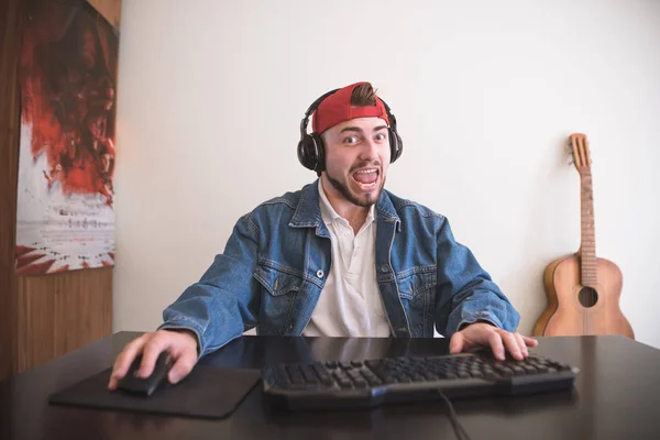 Αστεία Νεαρός Άνδρας Μούσι Παίζουν Παιχνίδια Στο Σπίτι Έναν Υπολογιστή — Φωτογραφία Αρχείου