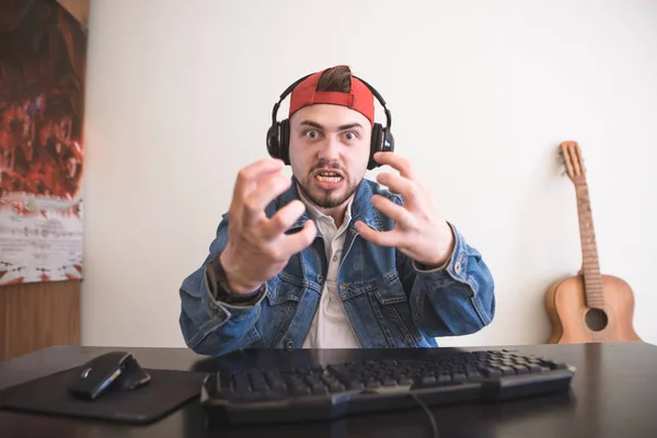 Portret Van Een Emotionele Gamer Met Hoofdtelefoons Een Baard Achter — Stockfoto