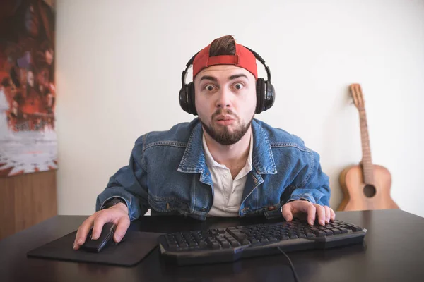 Ενήλικας Gamer Φαίνεται Στην Οθόνη Του Υπολογιστή Πρόσωπο Έκπληξη Μια — Φωτογραφία Αρχείου