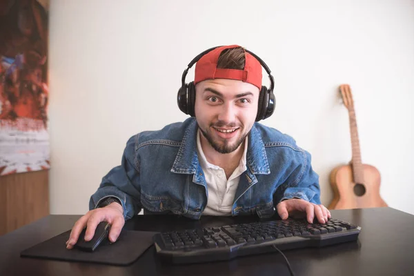 Ενήλικας Gamer Φαίνεται Στην Οθόνη Του Υπολογιστή Πρόσωπο Έκπληξη Μια — Φωτογραφία Αρχείου