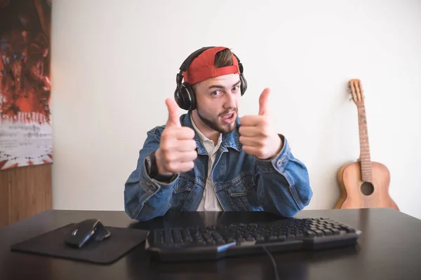 Volwassen Gamer Zit Thuis Met Een Computer Ziet Een Thumbs — Stockfoto