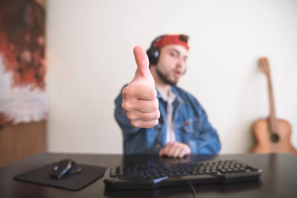 Gamer Cap Headphones Sits Home Computer Shows Thumb Focus Your — Stock Photo, Image