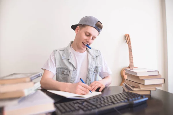 Retrato Adolescente Sonriente Sentado Mesa Escribiendo Tareas Cuaderno Sonriendo Estudiante — Foto de Stock