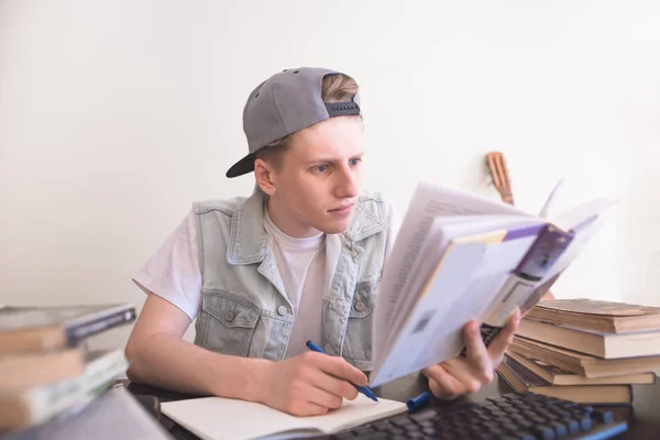 Teen Knihu Pozorně Přečte Zapíše Poznámkového Bloku Student Díky Domácích — Stock fotografie