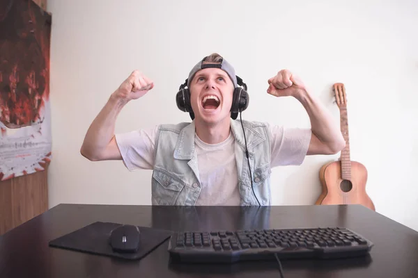 Χαρούμενος Νεαρός Άνδρας Παίζοντας Παιχνίδια Στον Υπολογιστή Στο Σπίτι Τον — Φωτογραφία Αρχείου